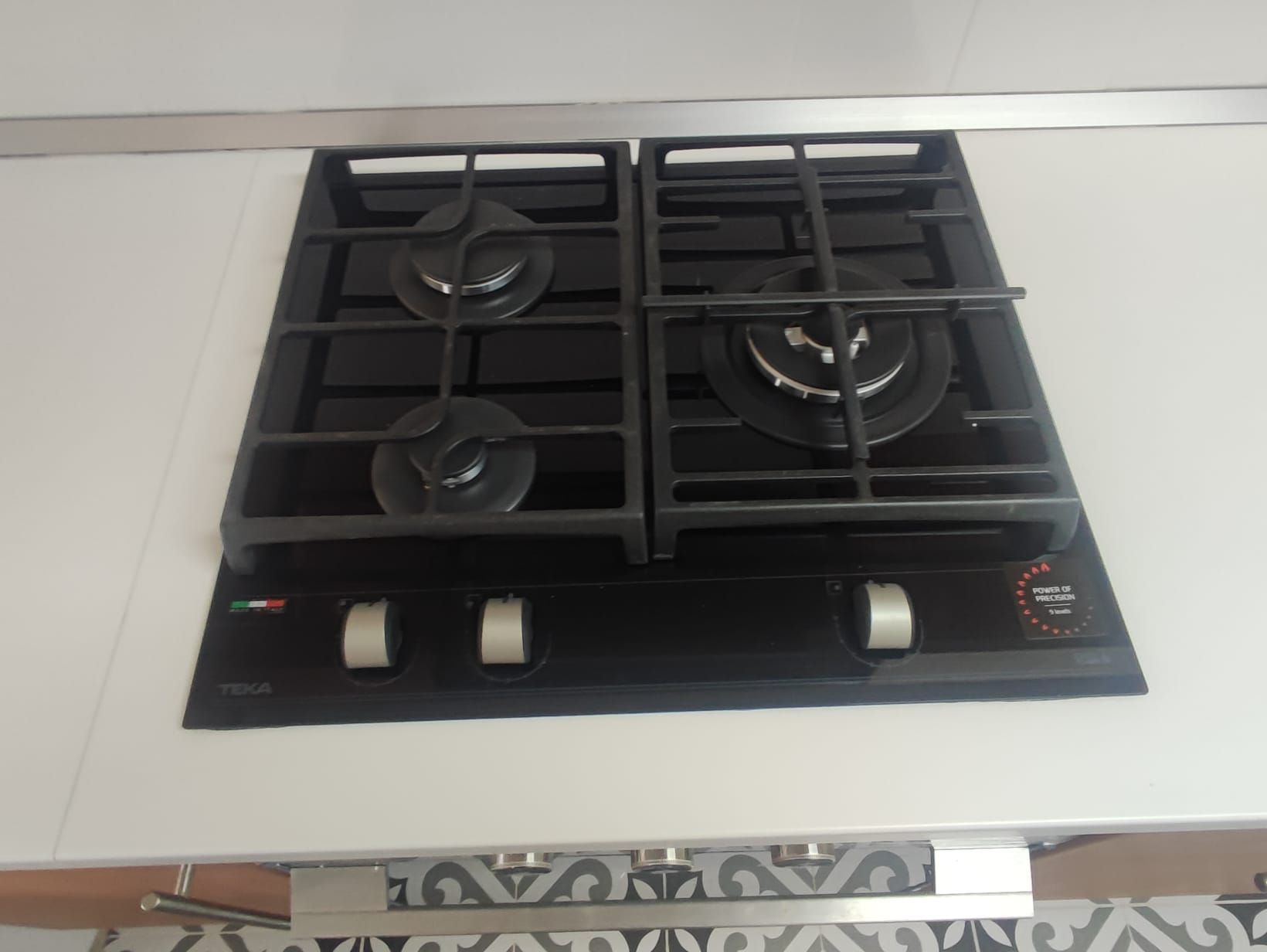 Una estufa negra con una cara sonriente.