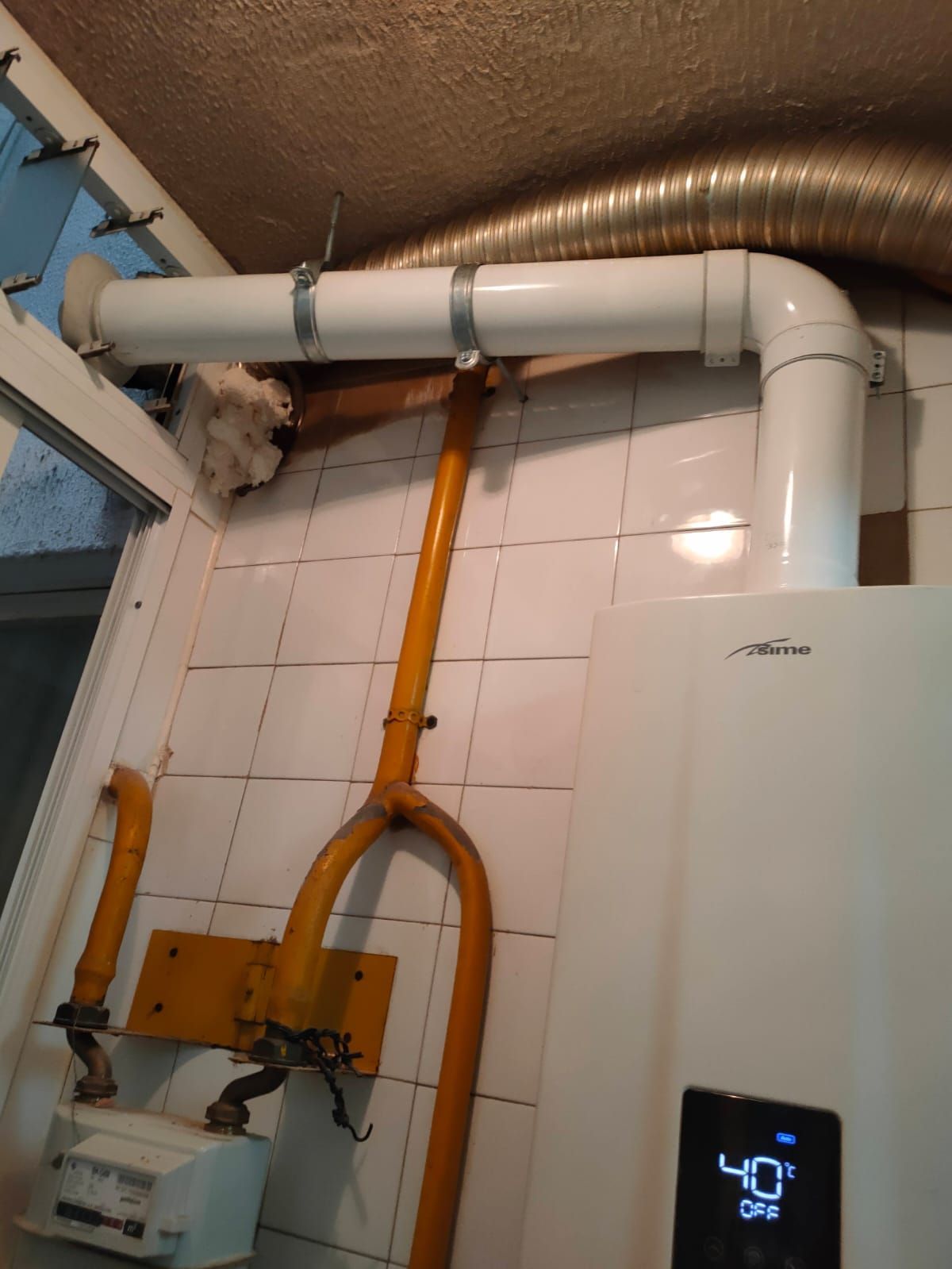 Un calentador blanco con una pantalla digital que indica 40 grados.