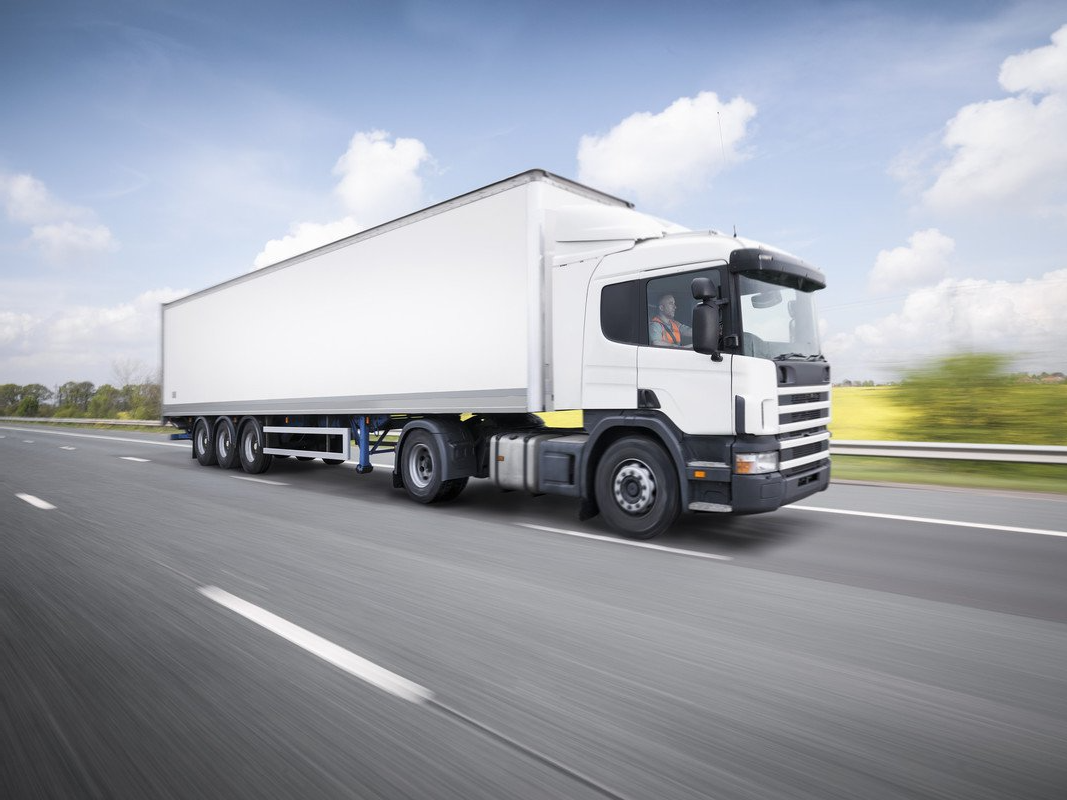 Conducteur dans un camion blanc