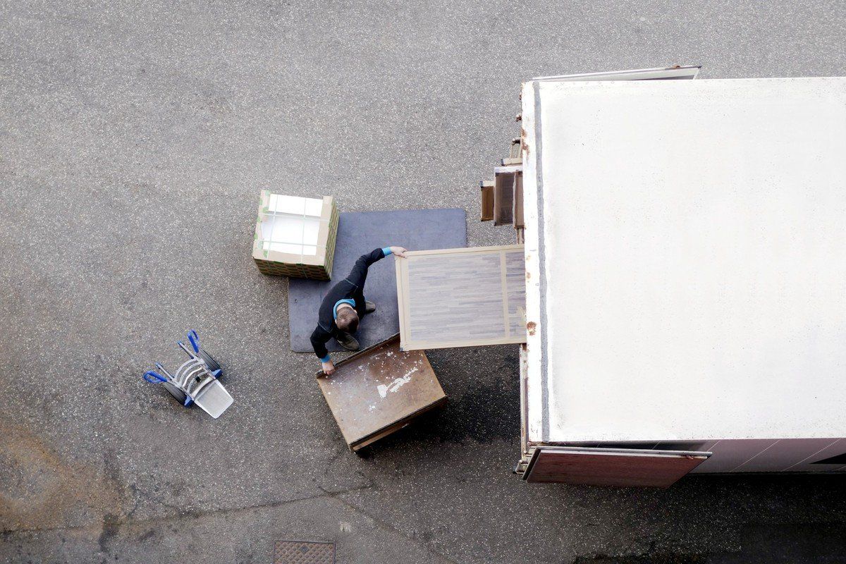 Personne qui range des meubles dans un camion de déménagement