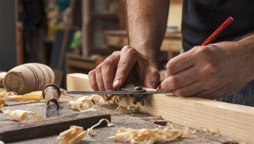 moderne Küche mit Holzmöbeln