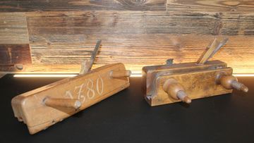 Tischler baut Trennwand