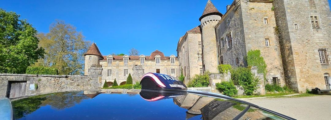 Une voiture taxi devant un château