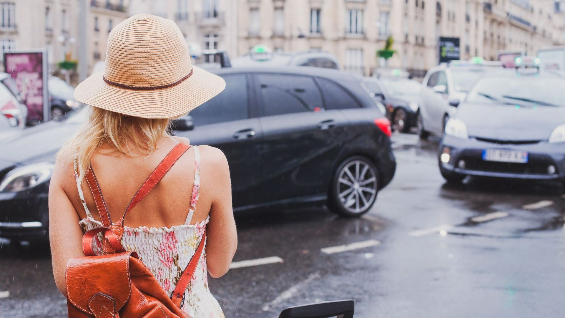 Une femme qui attend un taxi