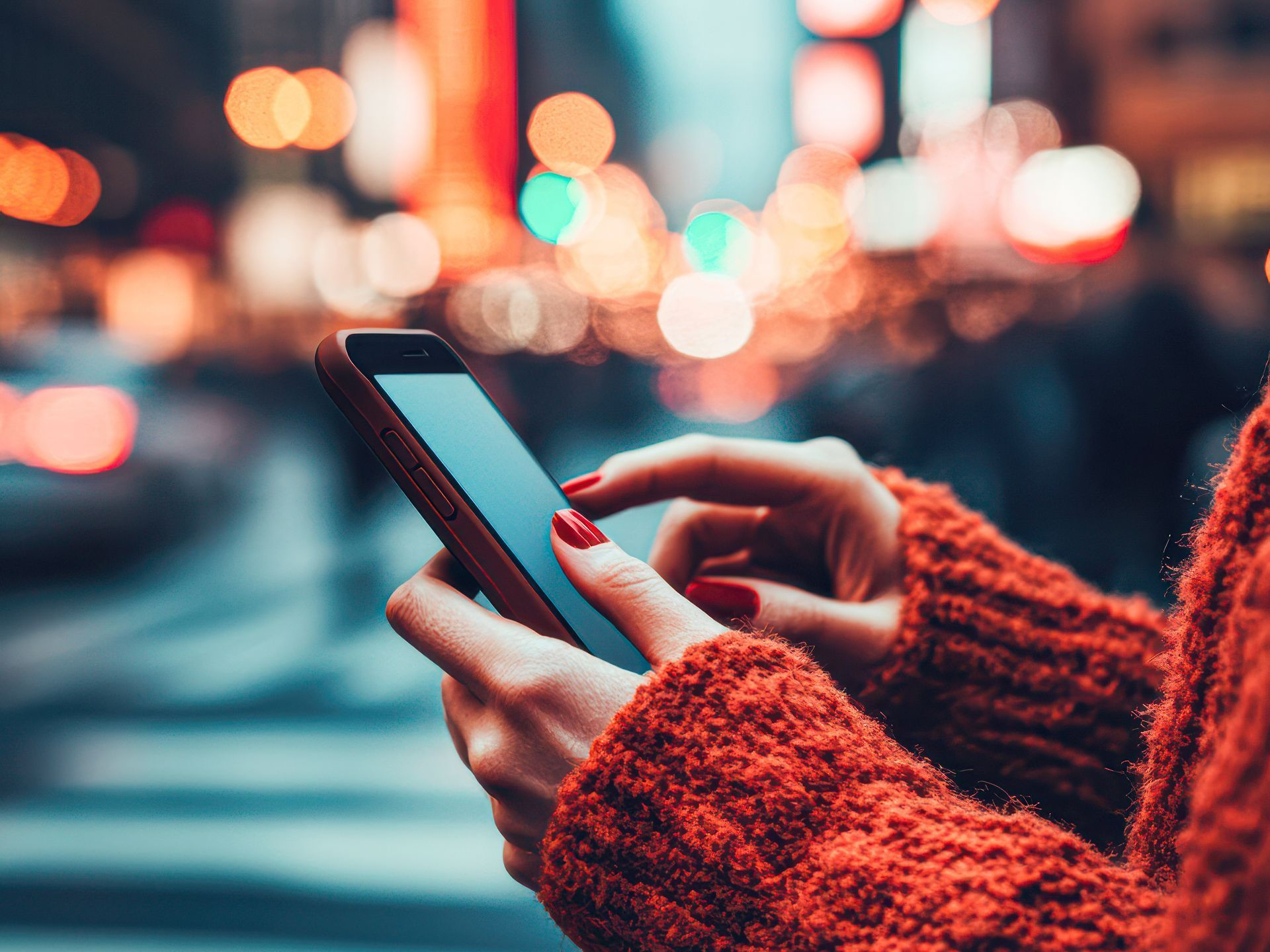 Une femme avec un téléphone dans la main