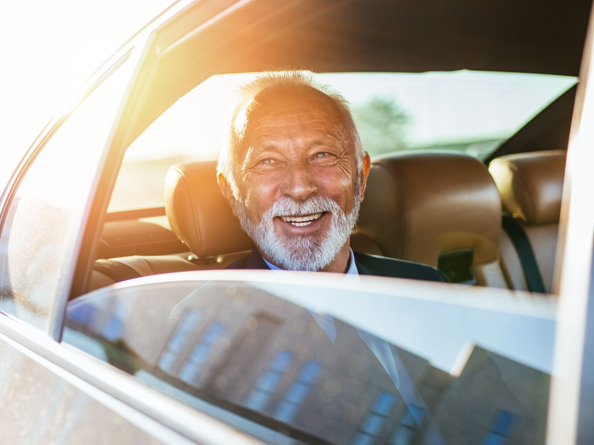 Un homme avec la fenêtre de voiture ouverte