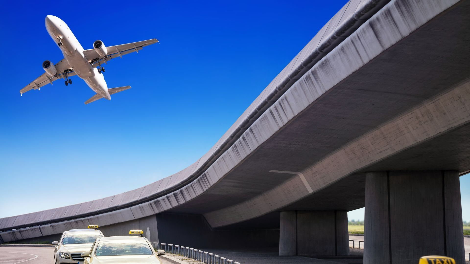 Un avion dans les airs avec des voitures taxis qui roulent