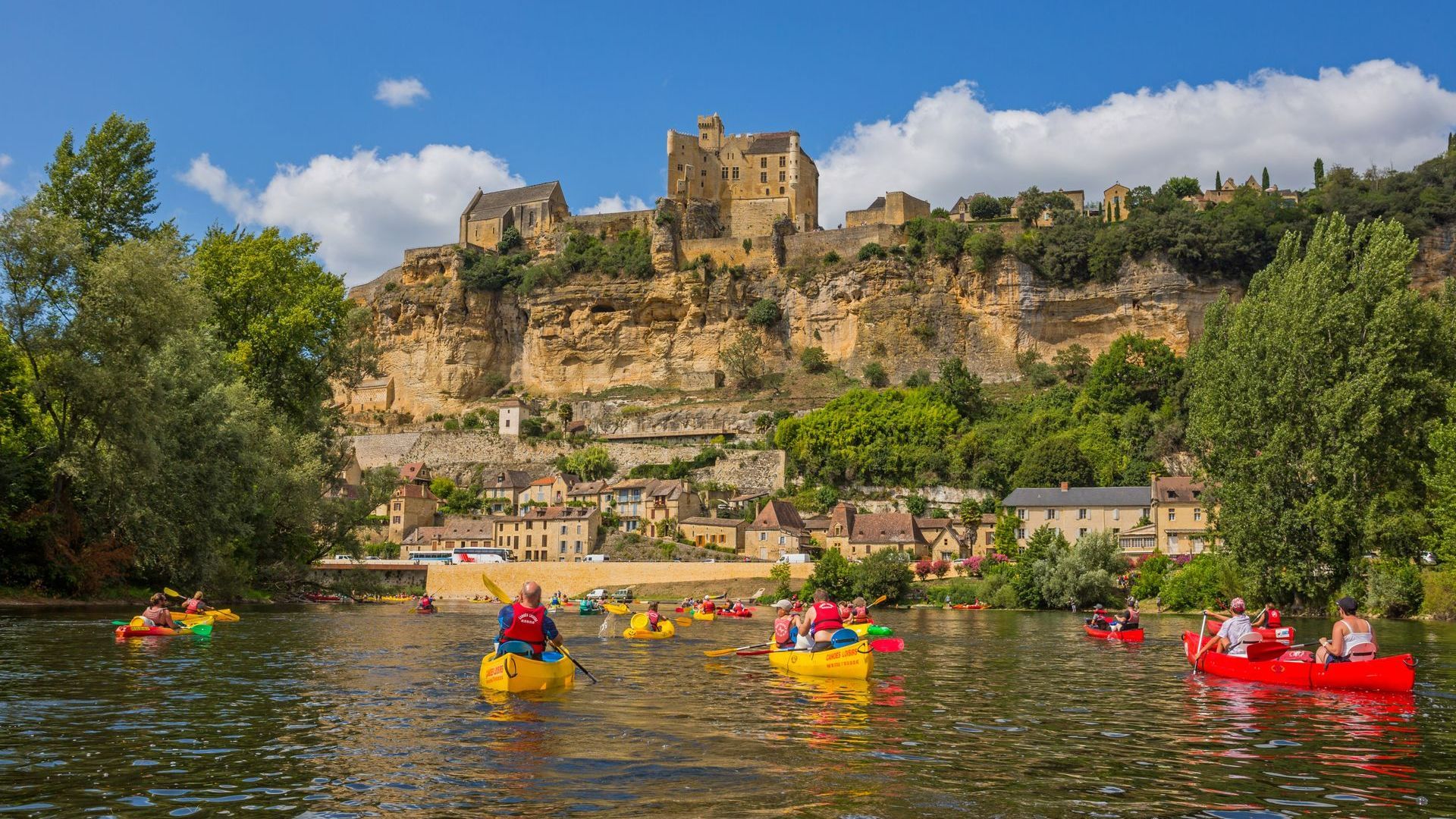 Des personnes qui font du kayak à Rocamadour