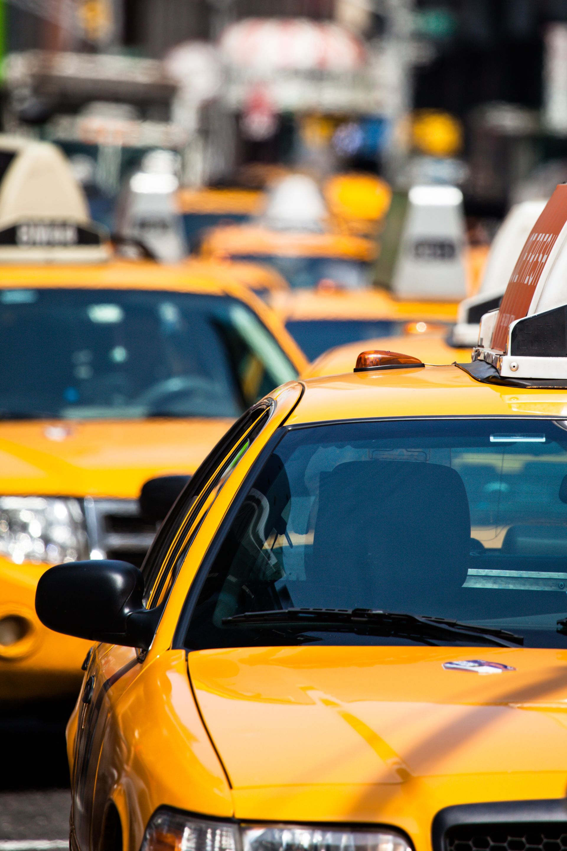 Plusieurs taxis jaunes