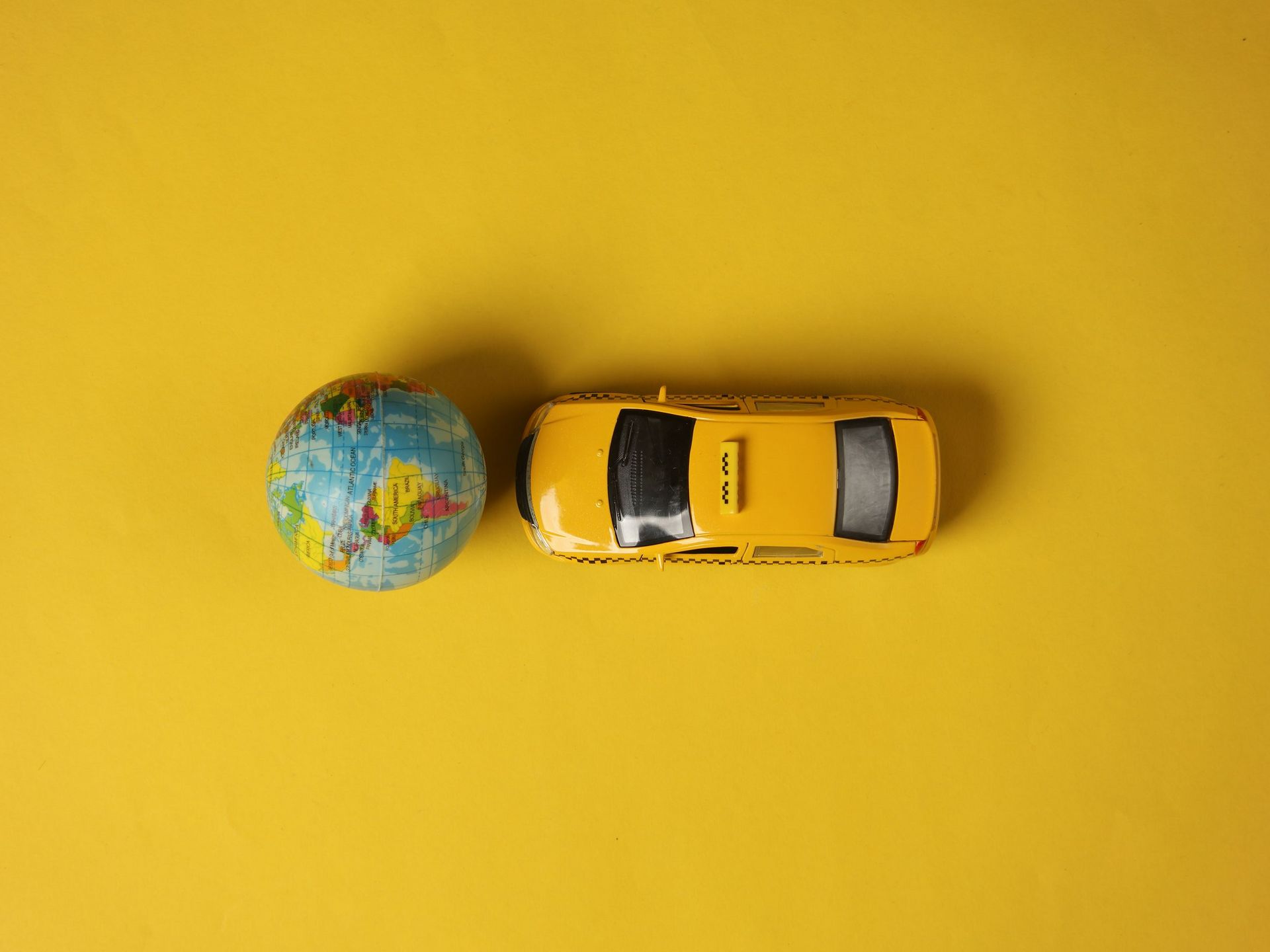 Une voiture taxi qui touche un globe