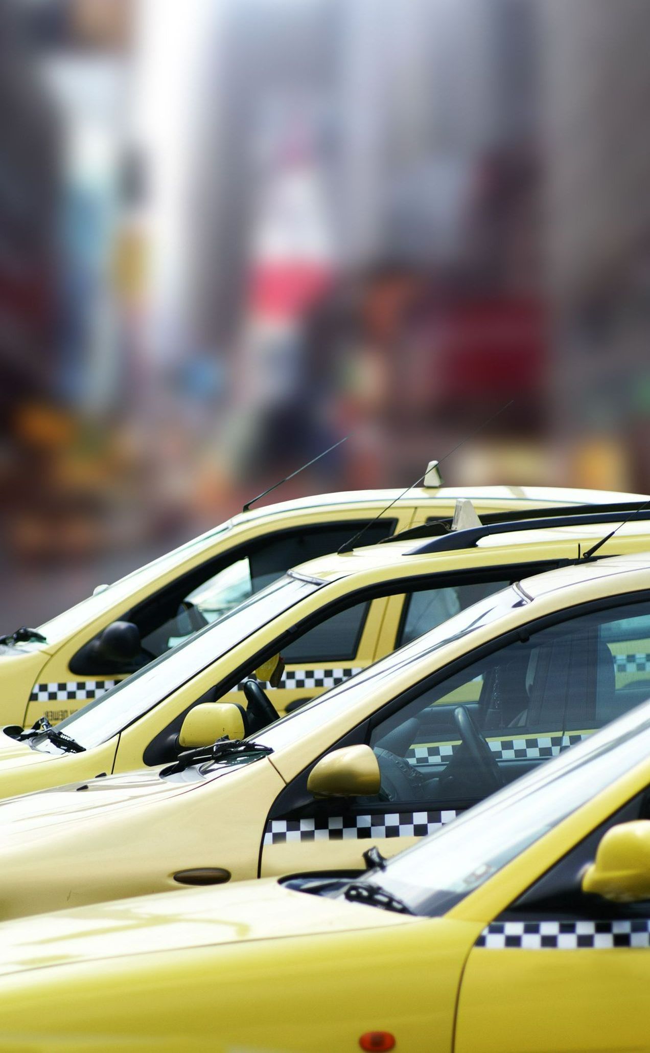 3 taxis qui attendent des clients