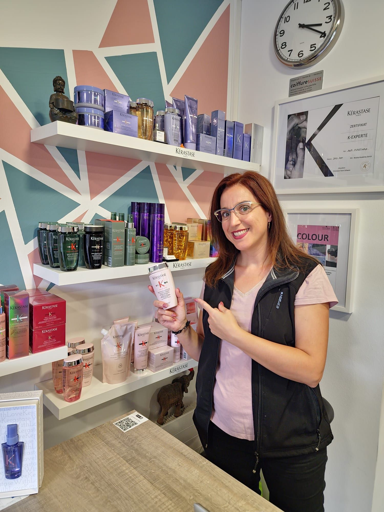 Eine Frau steht mit einer Shampooflasche vor einer Theke.