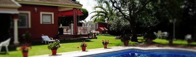 Una casa con piscina delante