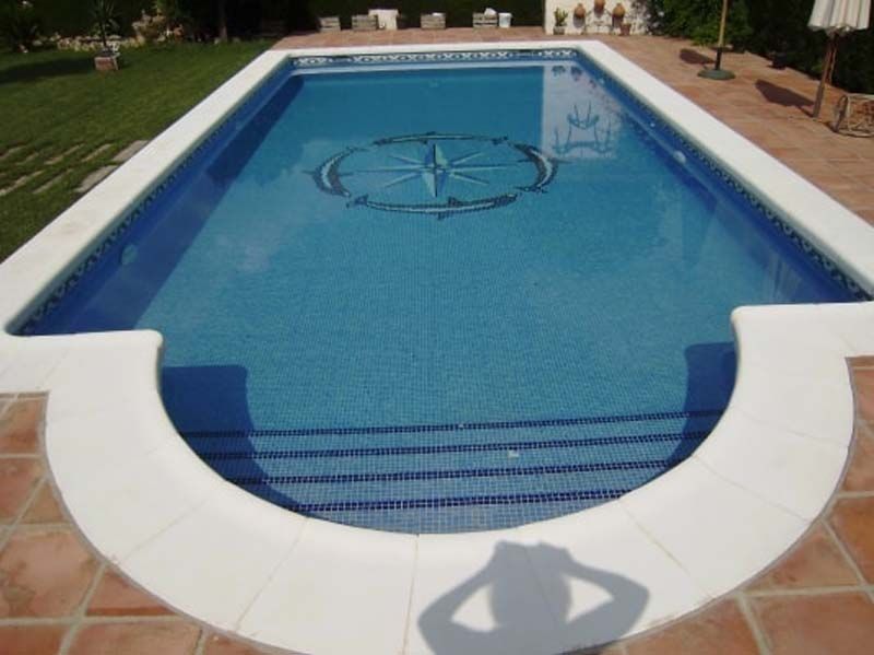 Una gran piscina con una brújula en el medio.