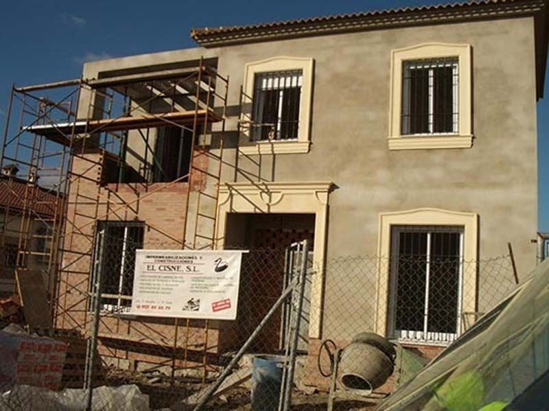 Un edificio en construcción con andamios a su alrededor.