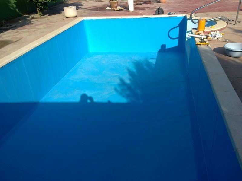 Una gran piscina azul se está llenando de agua