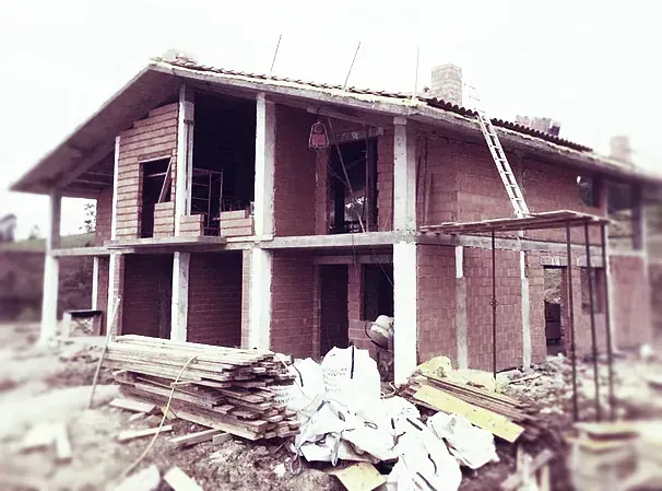 Una fotografía en blanco y negro de una casa en construcción.