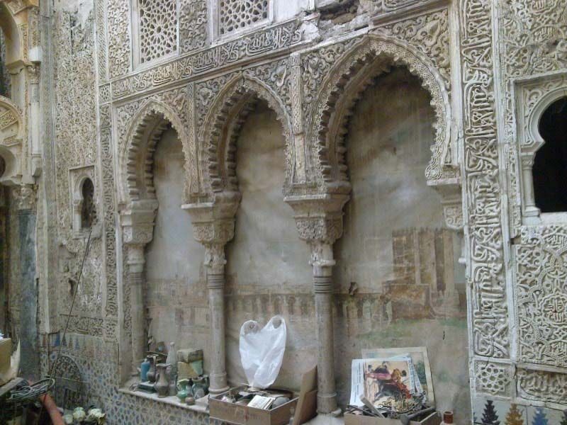 Un edificio muy ornamentado con arcos y columnas.