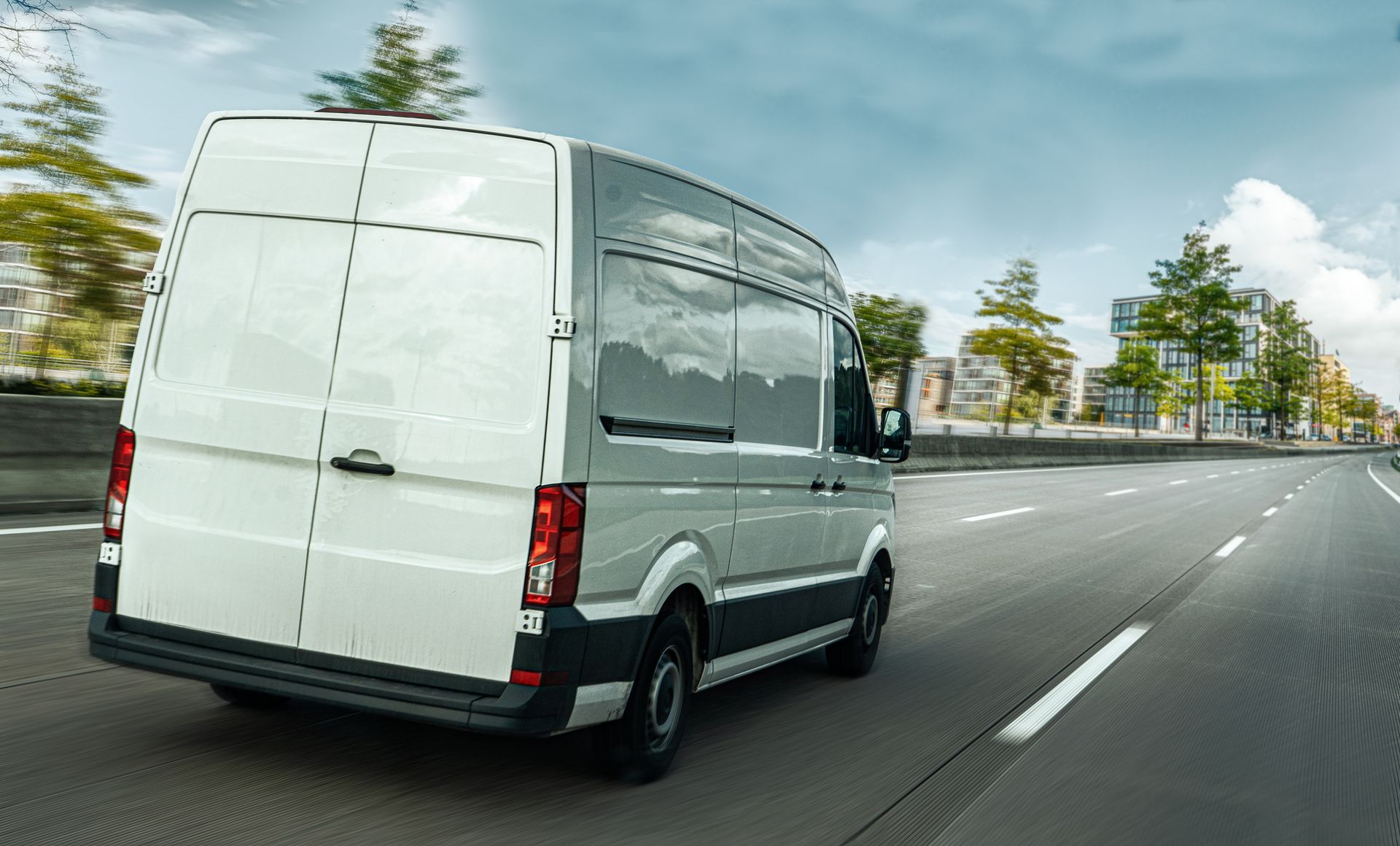 Camionnette de livraison dans une rue de la ville