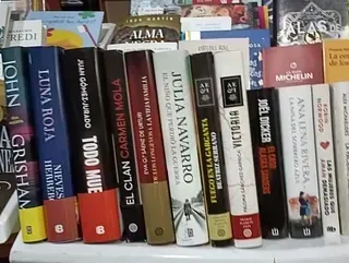 Una pila de varios libros con títulos visibles, entre ellos 