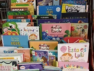 Una exhibición de libros infantiles con portadas coloridas, con títulos como 