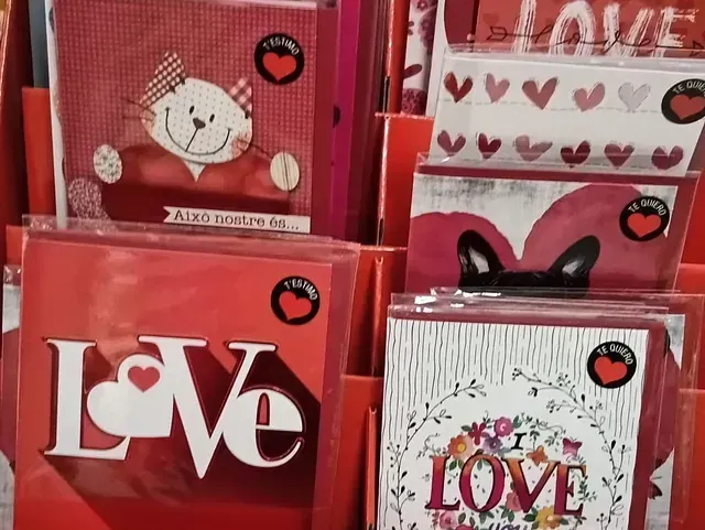 Tarjetas de San Valentín en rojo y blanco en exposición. Presenta diseños de 