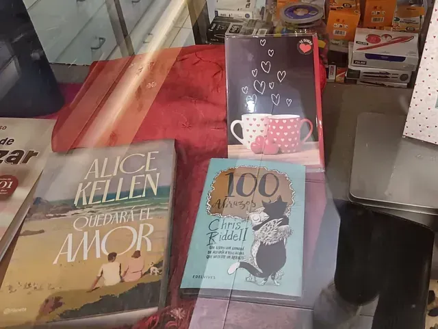 Libros sobre una mesa, incluido uno titulado 