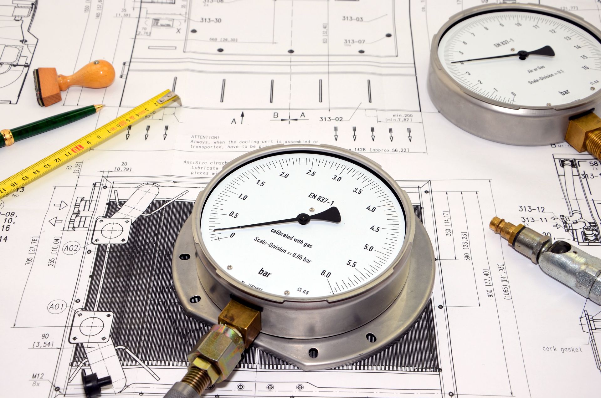 Bei einer Dichtheitsprüfung in Schwerin wird der Druck von Abwasserleitungen mittels eines Druckmessgeräts gemessen und auf einem Dichtheitsnachweis notiert.