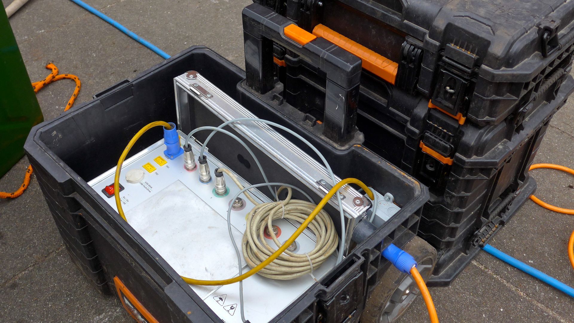 Bei einer Dichtheitsprüfung in Schwerin wird mit moderner Technik Druck auf Abwasserleitungen gemessen.