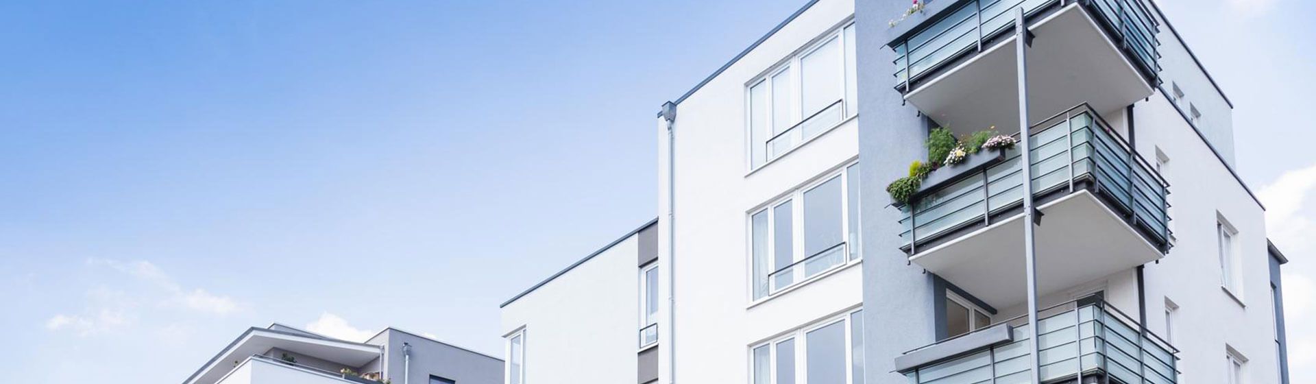 Ein Gebäude mit vielen Balkonen und Fenstern | ROHREXPERTEN IQ GmbH & Co. KG