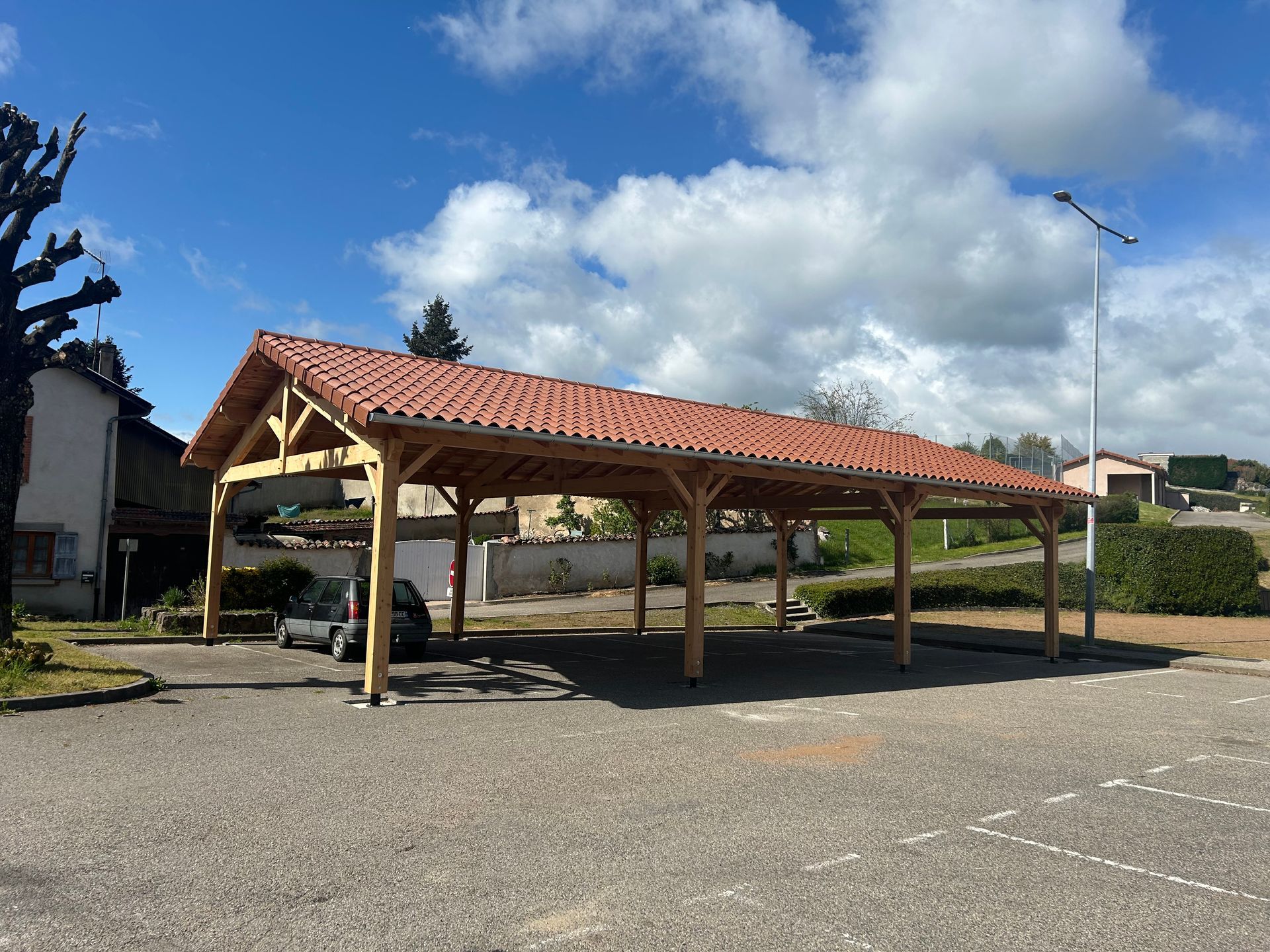 Grand abri d’auto à ossature en bois