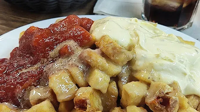 Un primer plano de un plato de comida con salsa y crema agria.