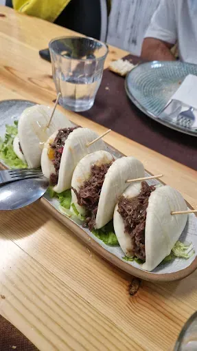 Un primer plano de un plato de comida en una mesa de madera.