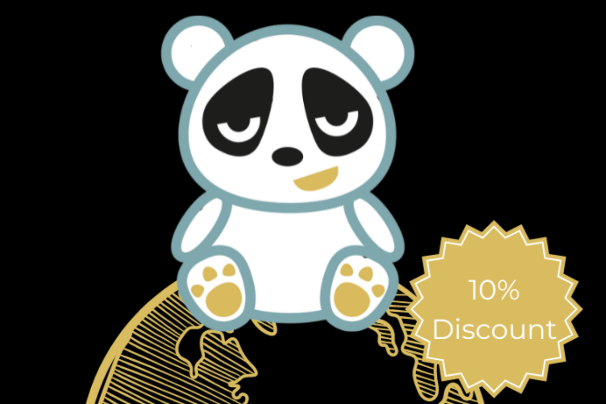 Ein Pandabär sitzt auf einem Globus neben einem Koffer. Daneben ist ein Sticker mit der Aufschrift 