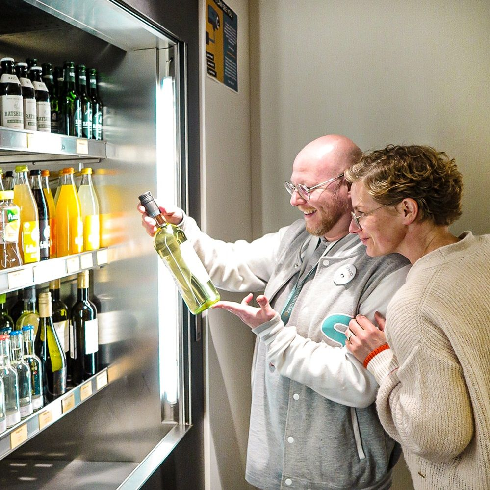 sylc. Apartmenthotel | Rezeptionistin vor dem Computer Eine Rezeptionistin sitzt an der Rezeption vor einem sylc.-Logo