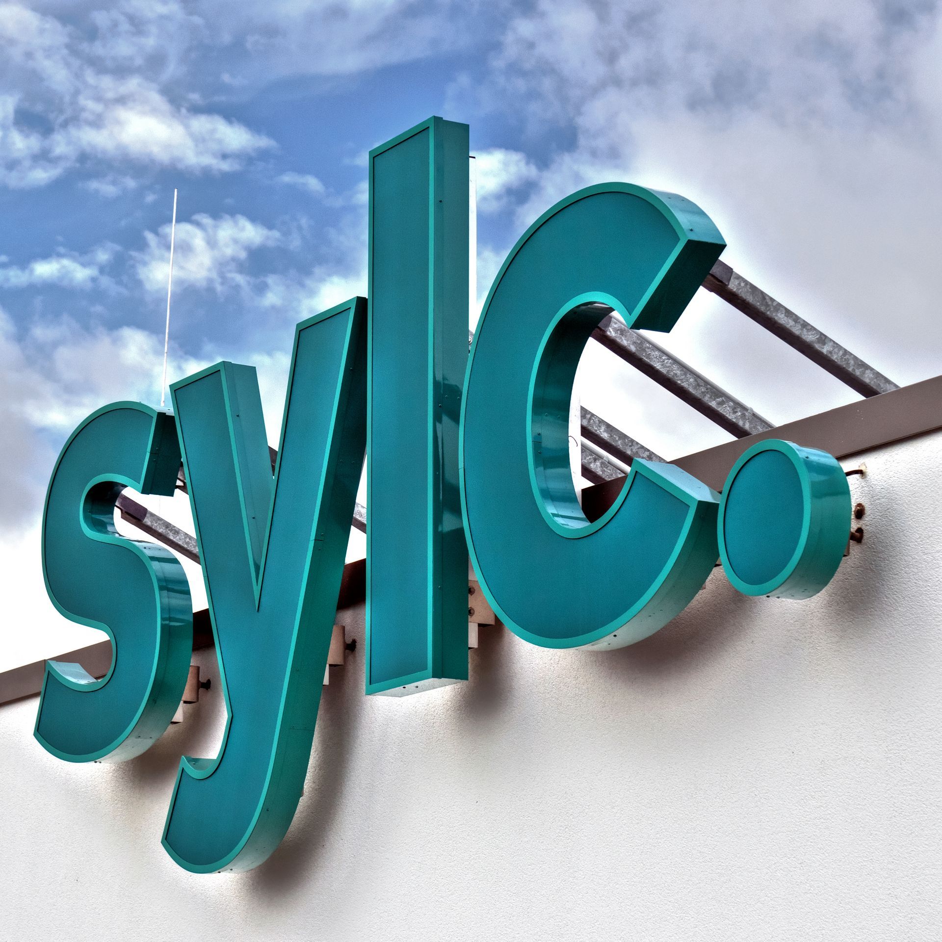 Ein blaues Schild mit der Aufschrift „Sylc“