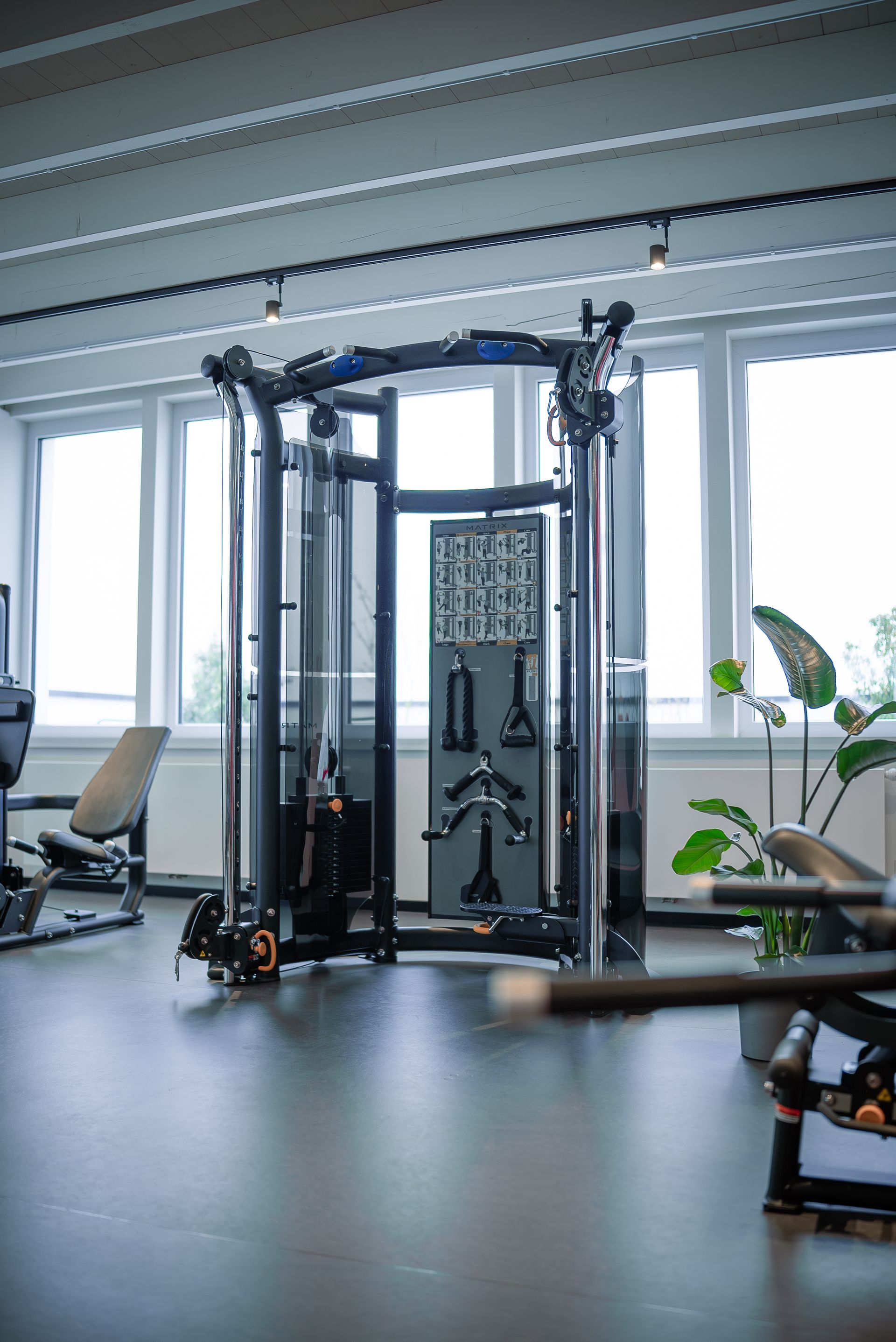 Krafttrainingsgerät mit verschiedenen Aufsätzen und Geräten im Rooftop Gym im sylc. Apartmenthotel