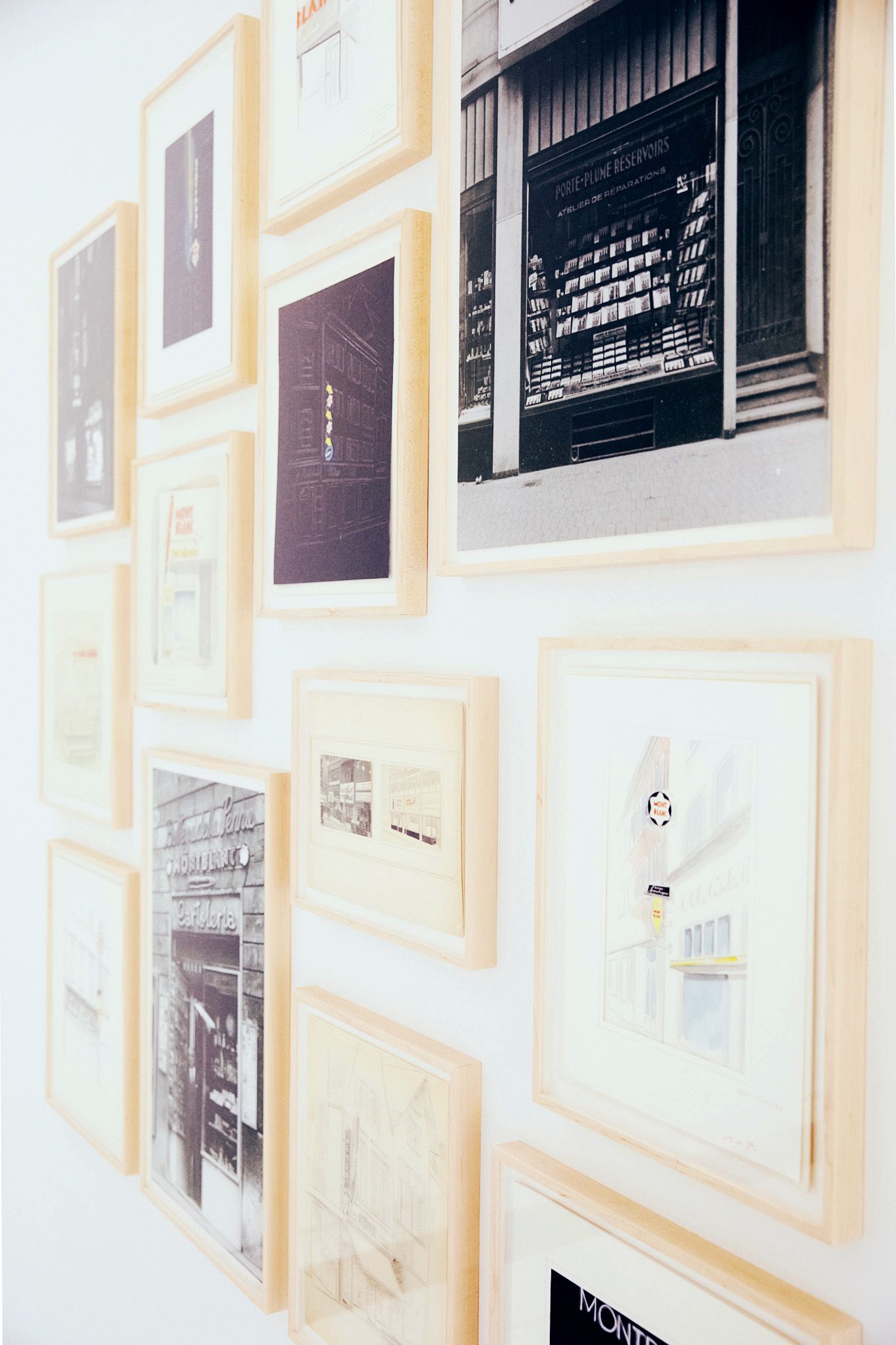 Eine Wand mit vielen gerahmten Bildern