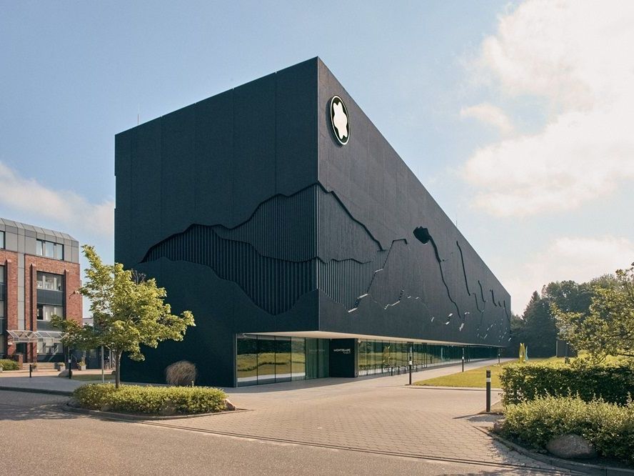 Ein großes schwarzes Gebäude mit einem Berg an der Seite