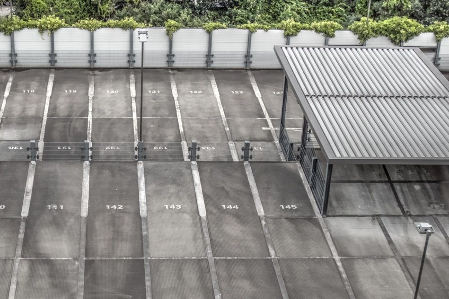 sylc. Apartmenthotel | Parking Flat Eine Luftaufnahme eines leeren Parkplatzes mit einer Überdachung