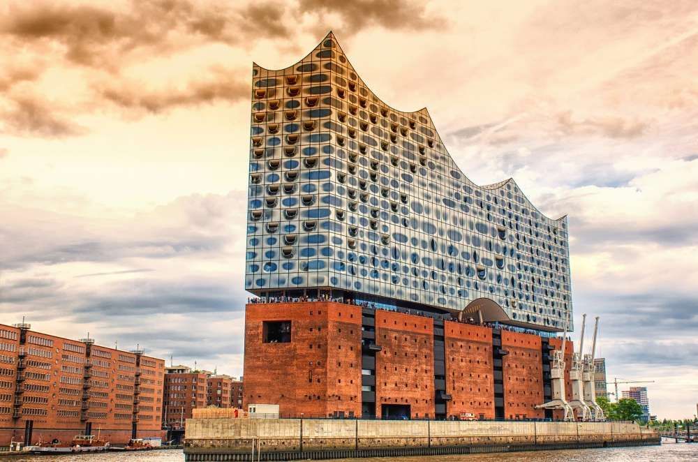 Foto der Elbphilharmonie Die Elbphilharmonie steht neben der Elbe.
