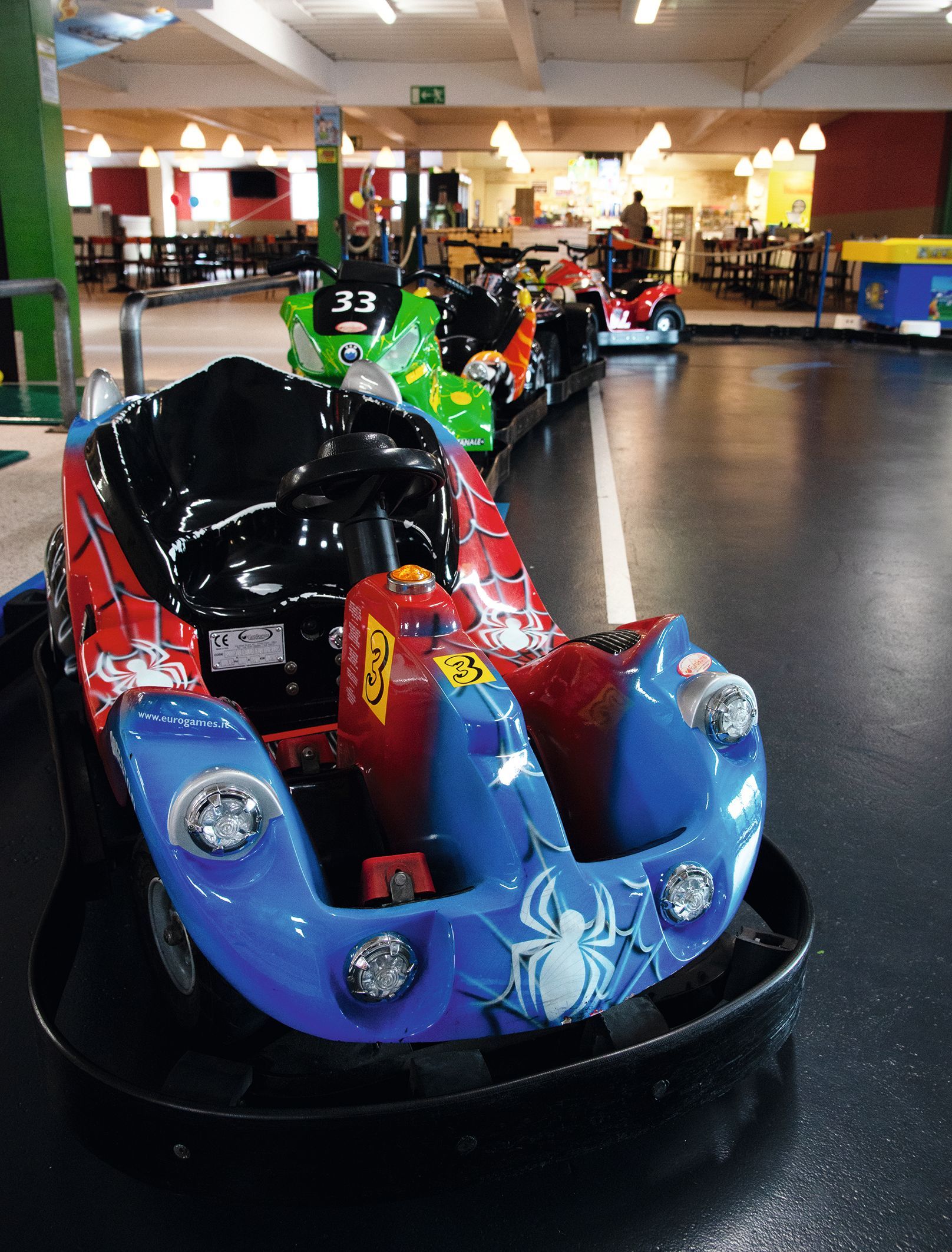 Ein blau-rotes Gokart mit einer Spinne auf der Vorderseite