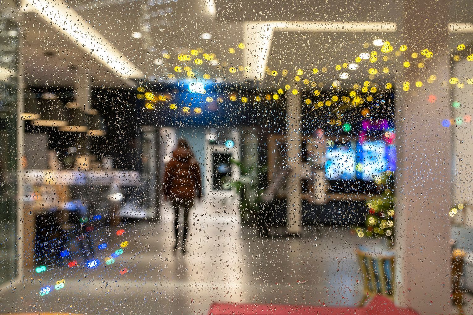 Ein rot-weiß gestreiftes Ornament mit der Aufschrift „Sylc“