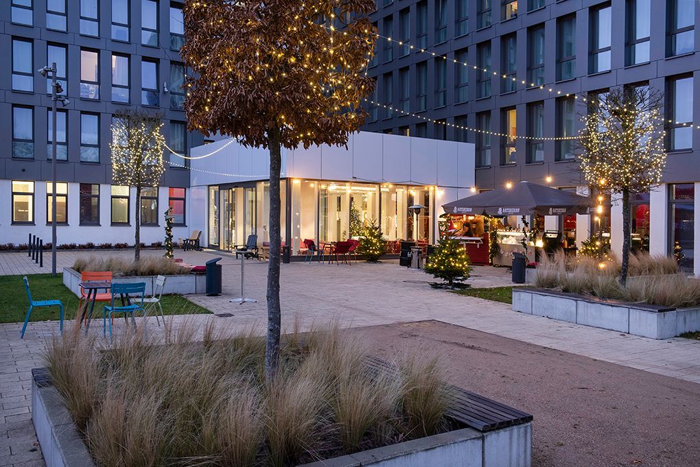 Eine Collage aus Bildern von Weihnachtsdekorationen und dem Weihnachtsmann