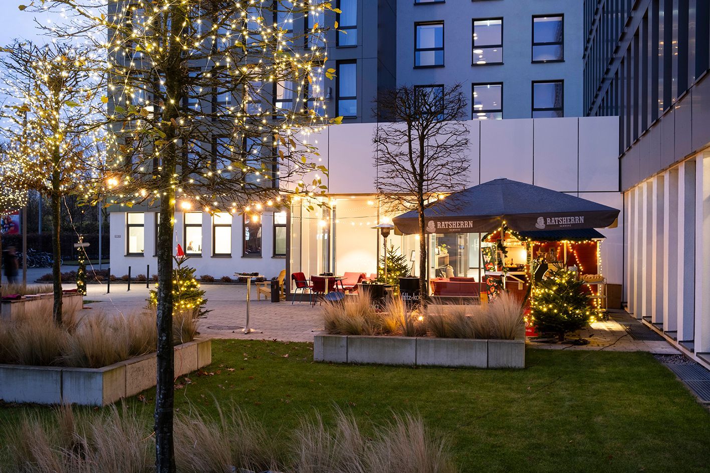Ein Hotelzimmer mit Schreibtisch, Stuhl, Lampe und Mikrowelle.