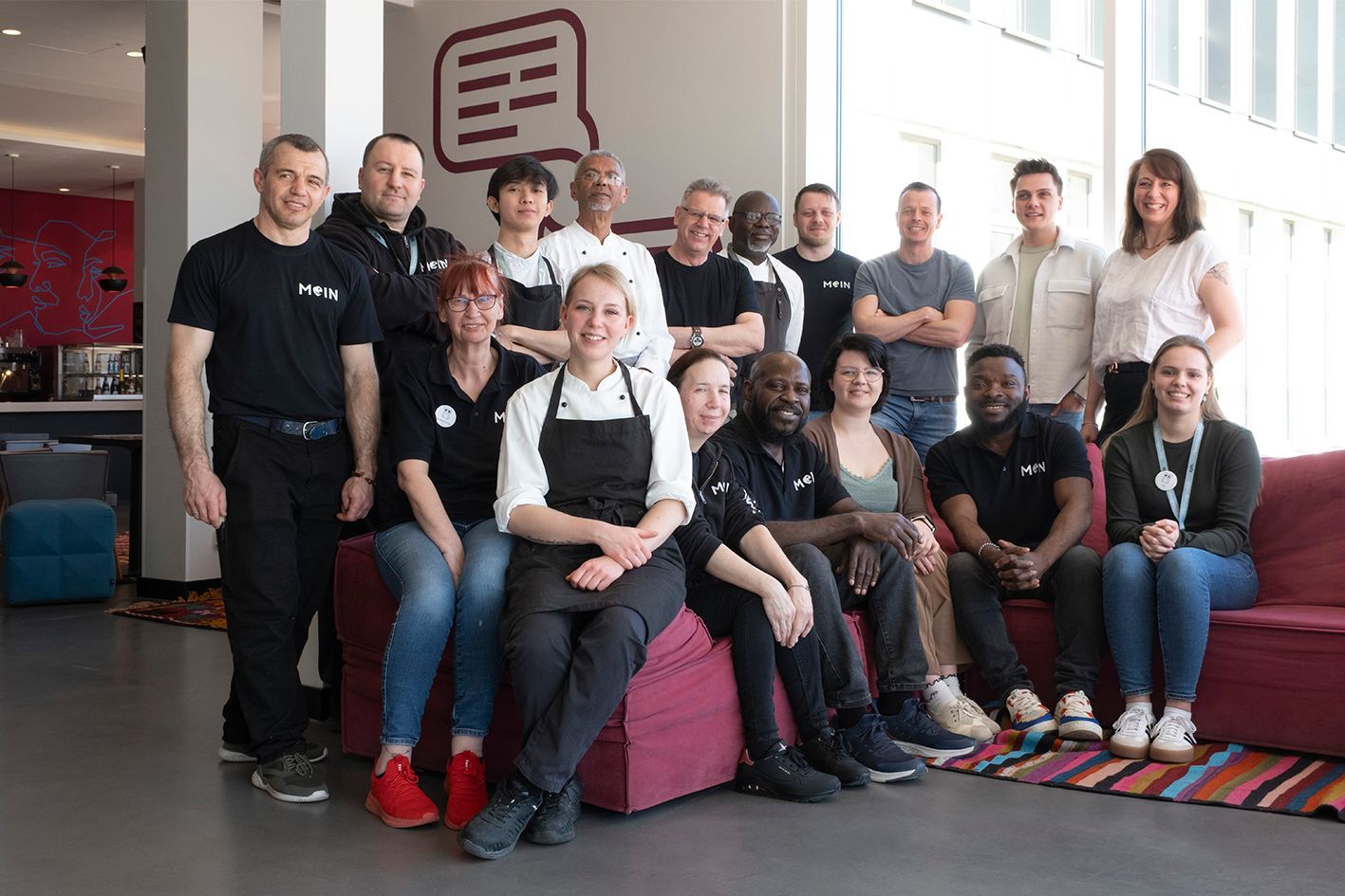 sylc. Apartmenthotel | Rezeptionistin vor dem Computer Eine Rezeptionistin sitzt an der Rezeption vor einem sylc.-Logo