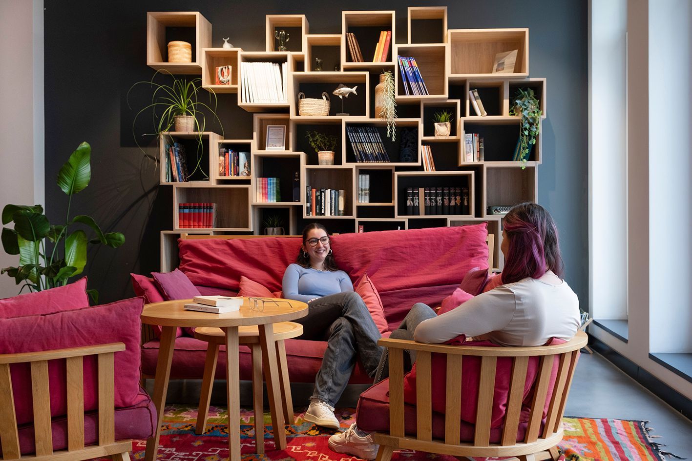 sylc. Apartmenthotel | Car sharing | SIXT share Eine Person hält ein Mobiltelefon vor einem Auto. Auf dem Auto ist ein Aufkleber mit der Aufschrift