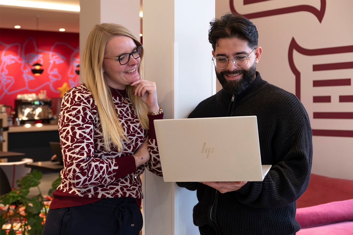 SICON Hospitality | Head of Sales | Nina Langen Eine Frau in einer rosa Jacke mit dem Namen Frau Nina Langen auf der Unterseite