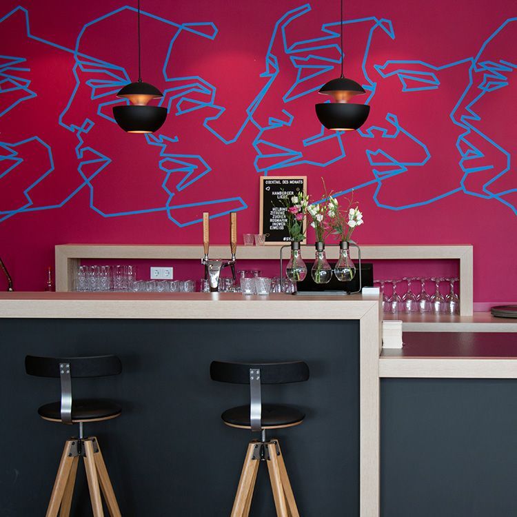 Eine rosa Wand mit einer Zeichnung von Gesichtern darauf