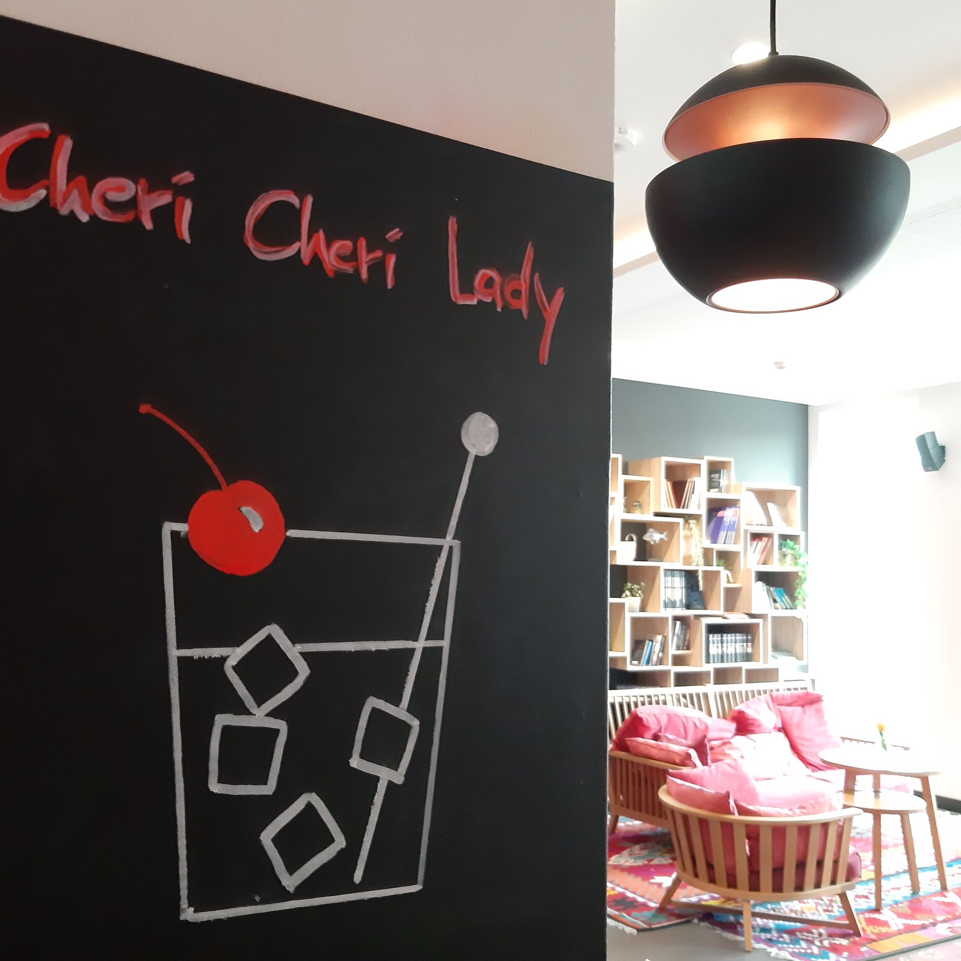 Eine Tafel mit der Aufschrift „Cheri Cheri Lady“